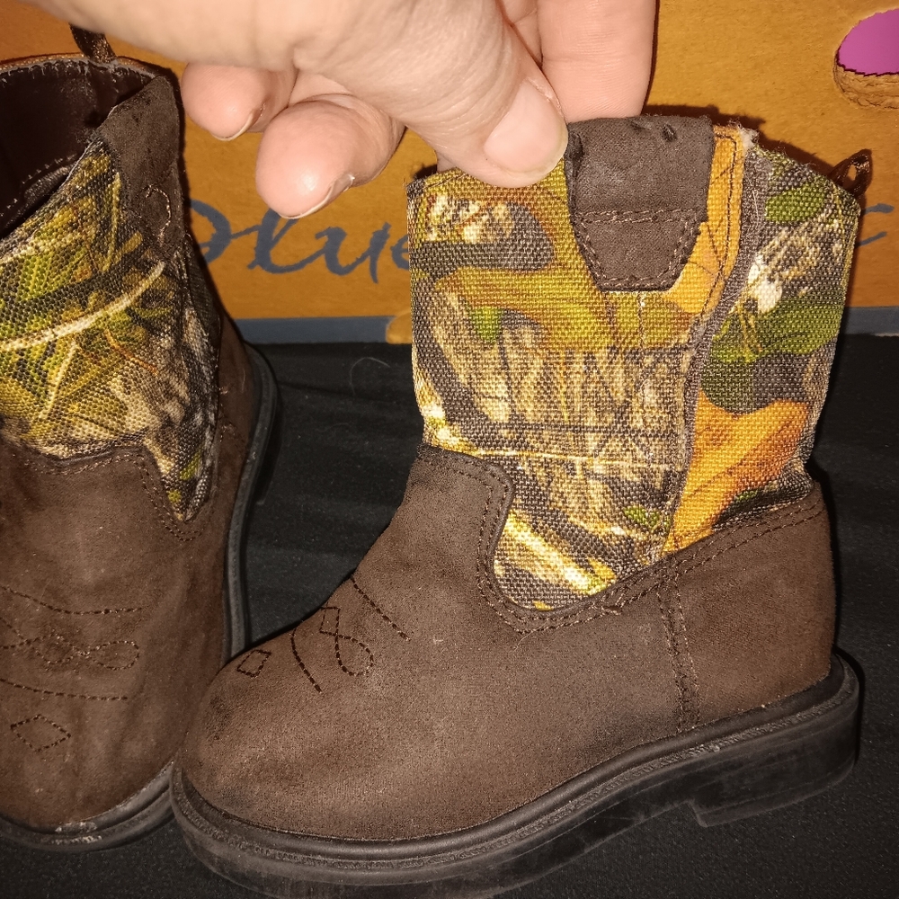 Toddler boy size 4, brown faux suede boots - Picture 2 of 3